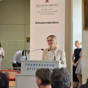 Staatsministerin Natalie Pawlik / Landesintegrationspreis Sachsen-Anhalt | Francksche Stiftungen Halle (Saale) 27.08.2025 | Foto: HoR MD
