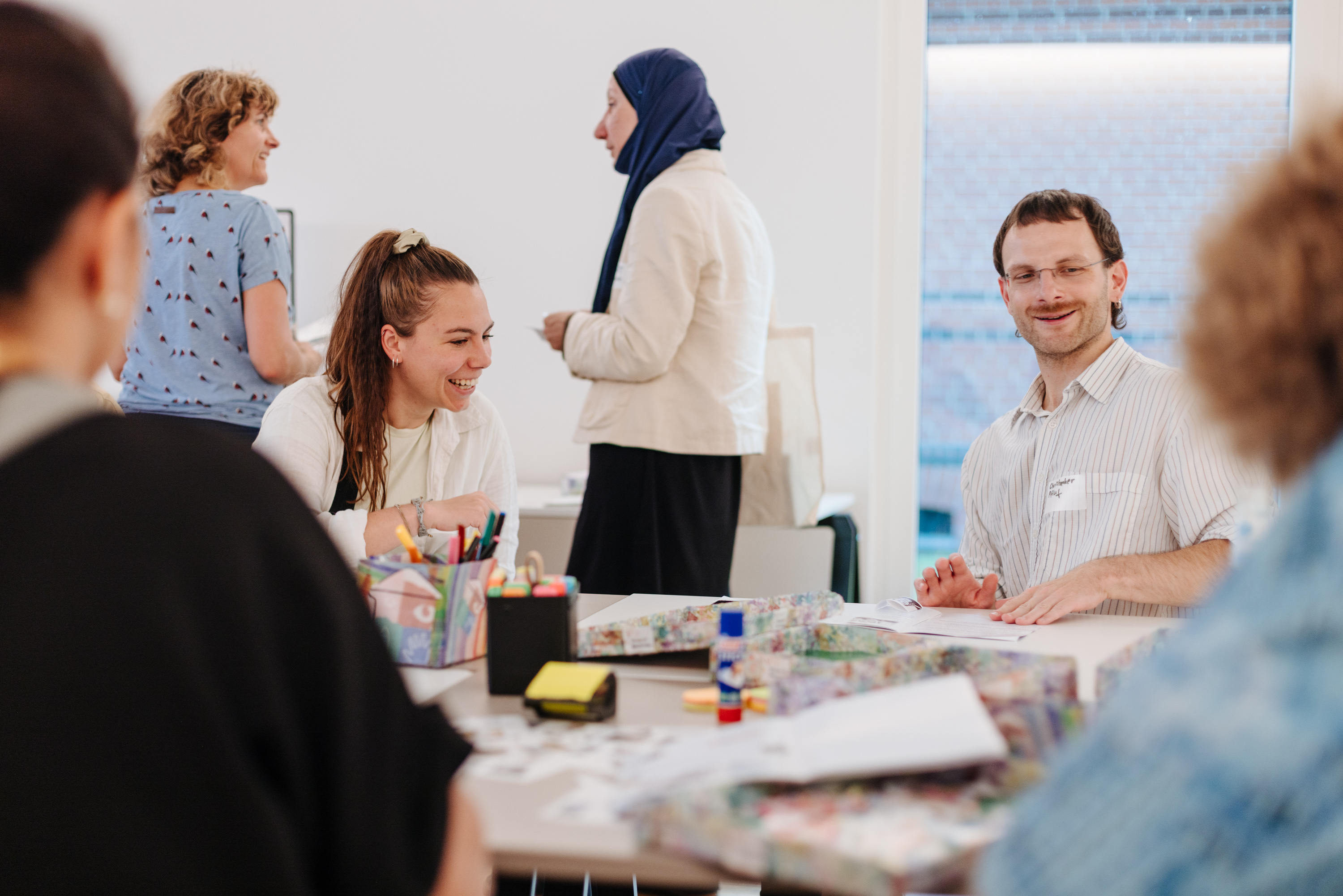 Gruppe Menschen im Gespräch am Tisch
