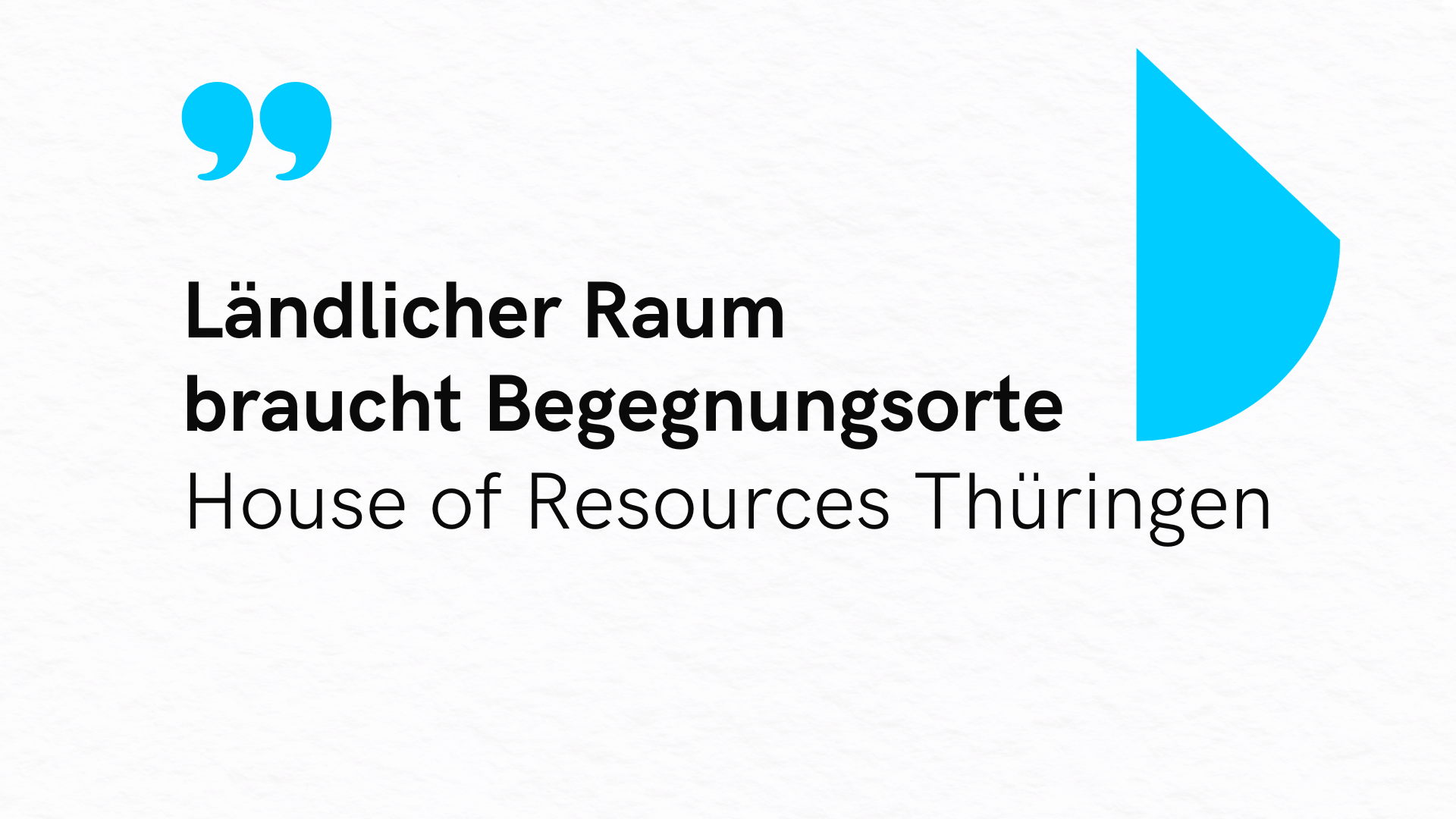 Grafik mit dem Text ‚Ländlicher Raum braucht Begegnungsorte – House of Resources Thüringen‘ auf hellem Hintergrund mit blauen Gestaltungselementen