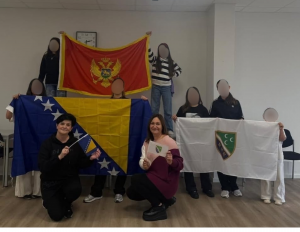 Hier sind die Vorstandsmitglieder des Vereins „Kud Zlatni Zambak” bei den Vorbereitungen für ihren Auftritt zu sehen.